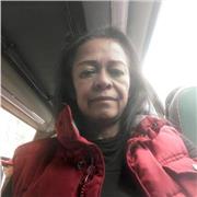 Profesora de preescolar apoya a niños en tareas dirigidas